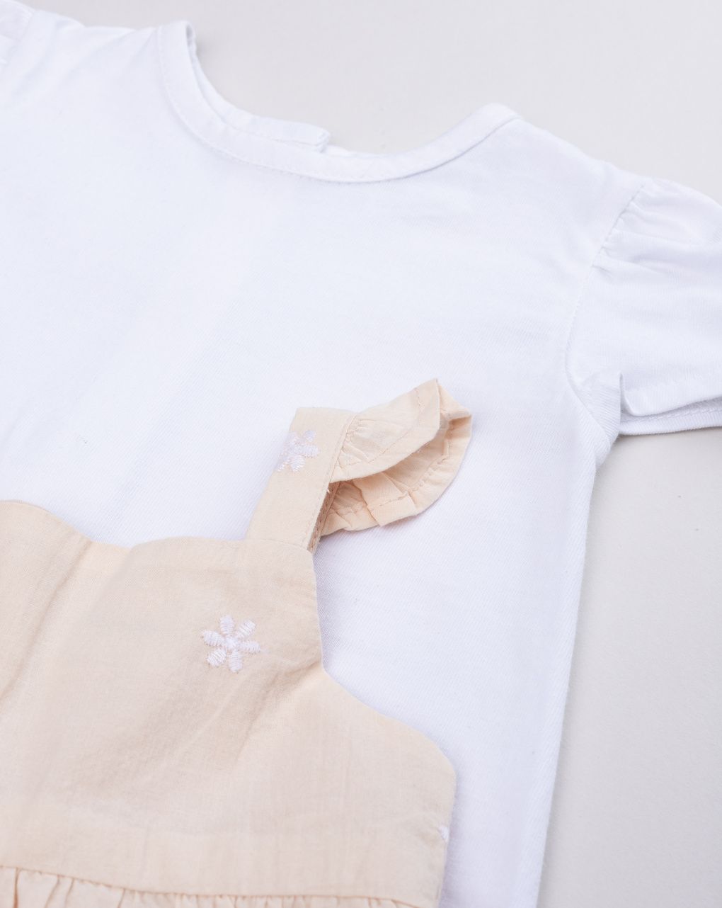 Completo bimba t-shirt e abito salopette ricamato