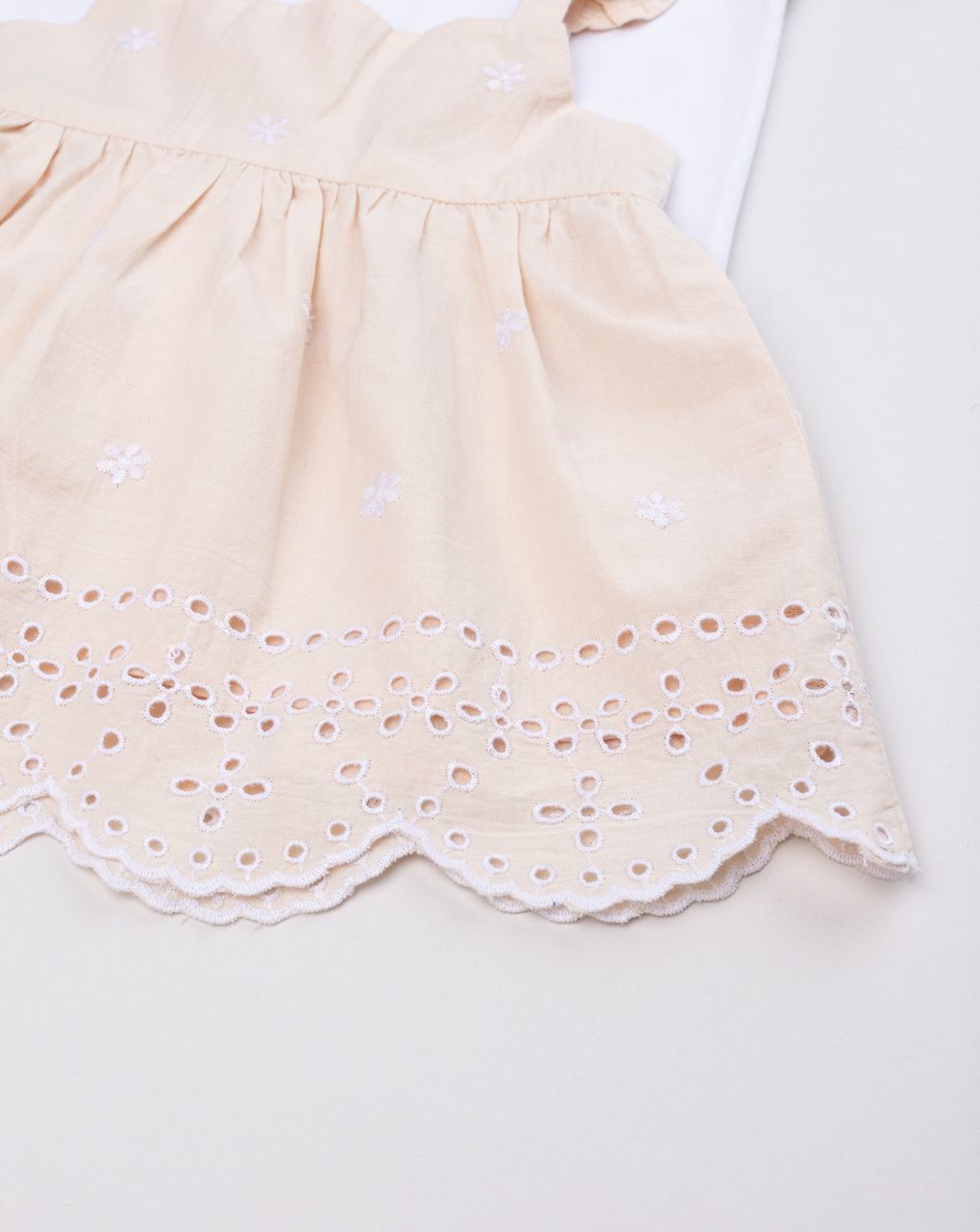 Completo bimba t-shirt e abito salopette ricamato