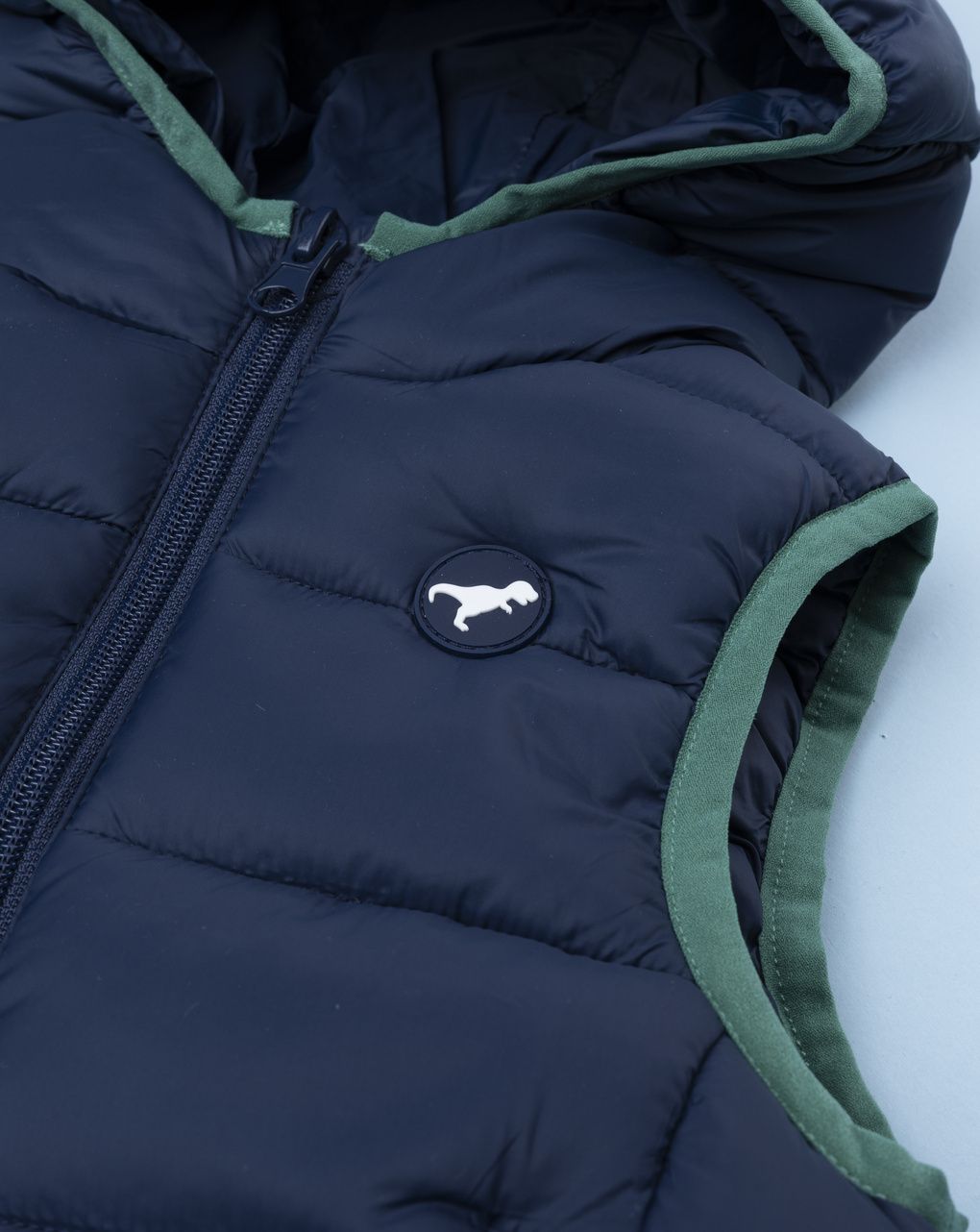 Smanicato bambino blu con cappuccio in poliestere riciclato
