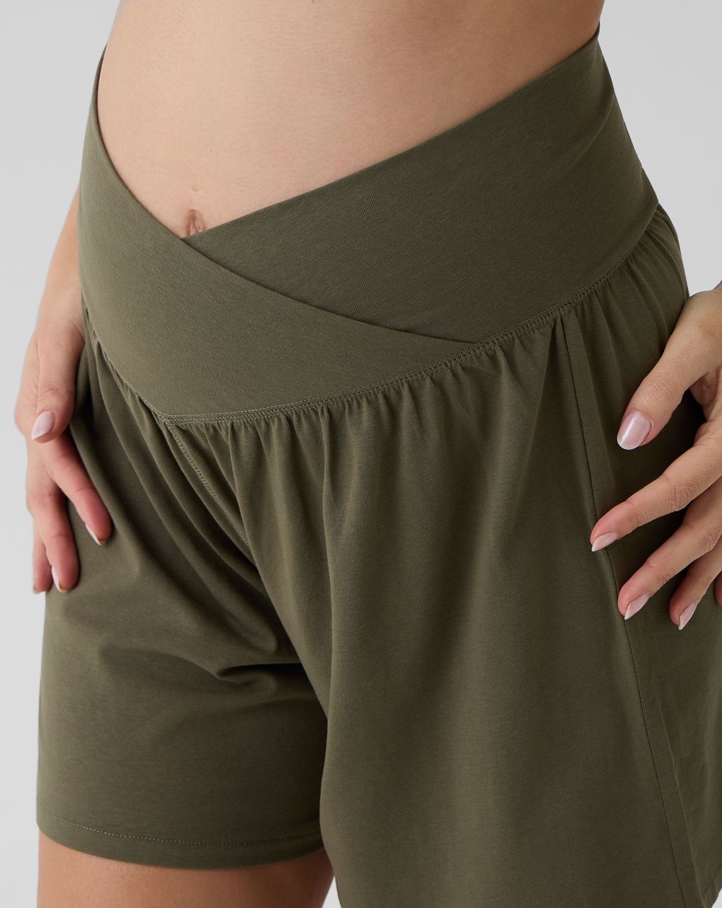 Shorts premaman verde con fascia incrociata