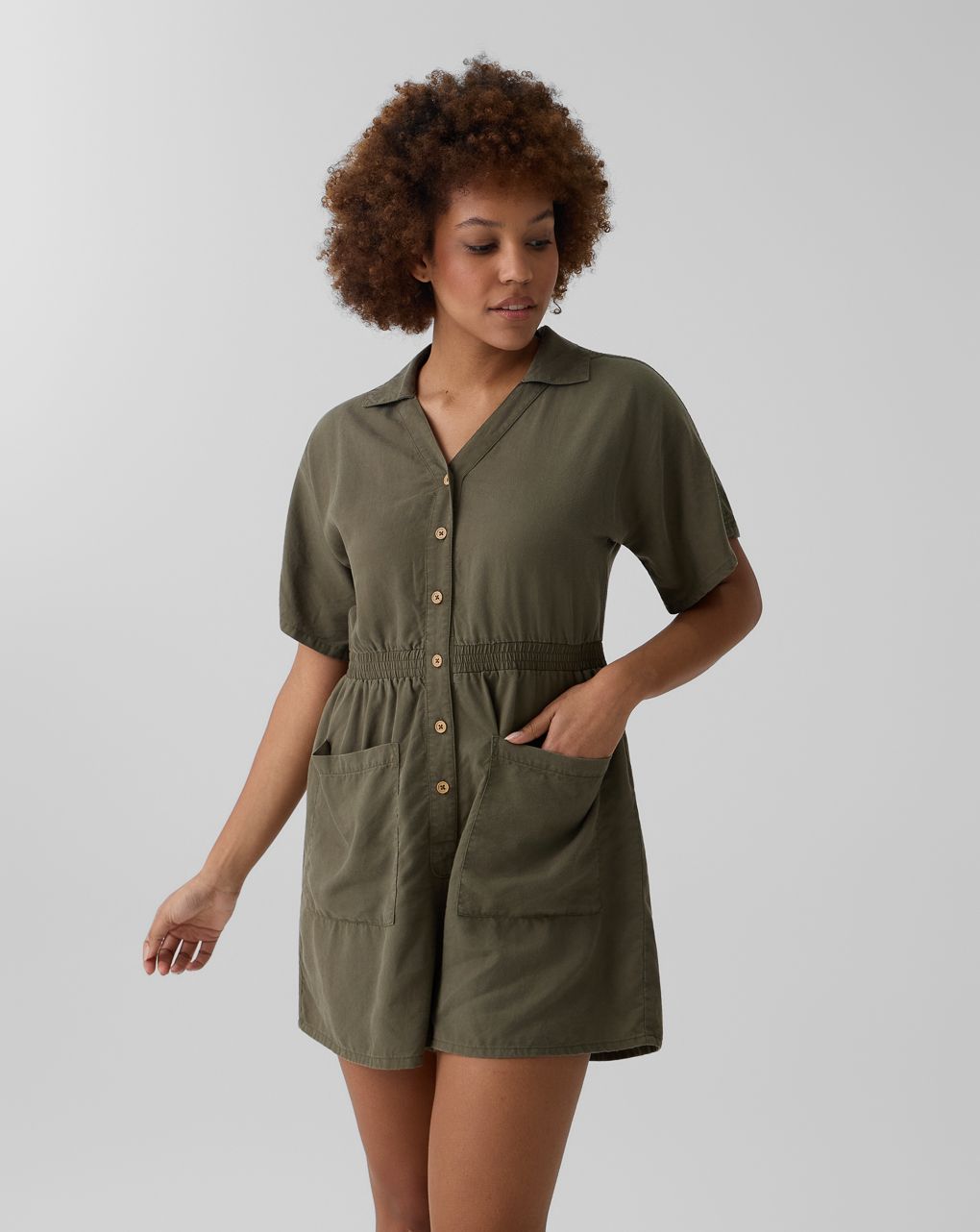 Tuta corta premaman verde con bottoni e tasche