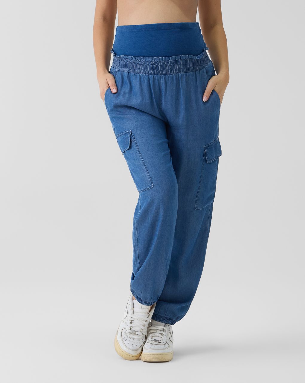Pantaloni premaman cargo in denim leggero