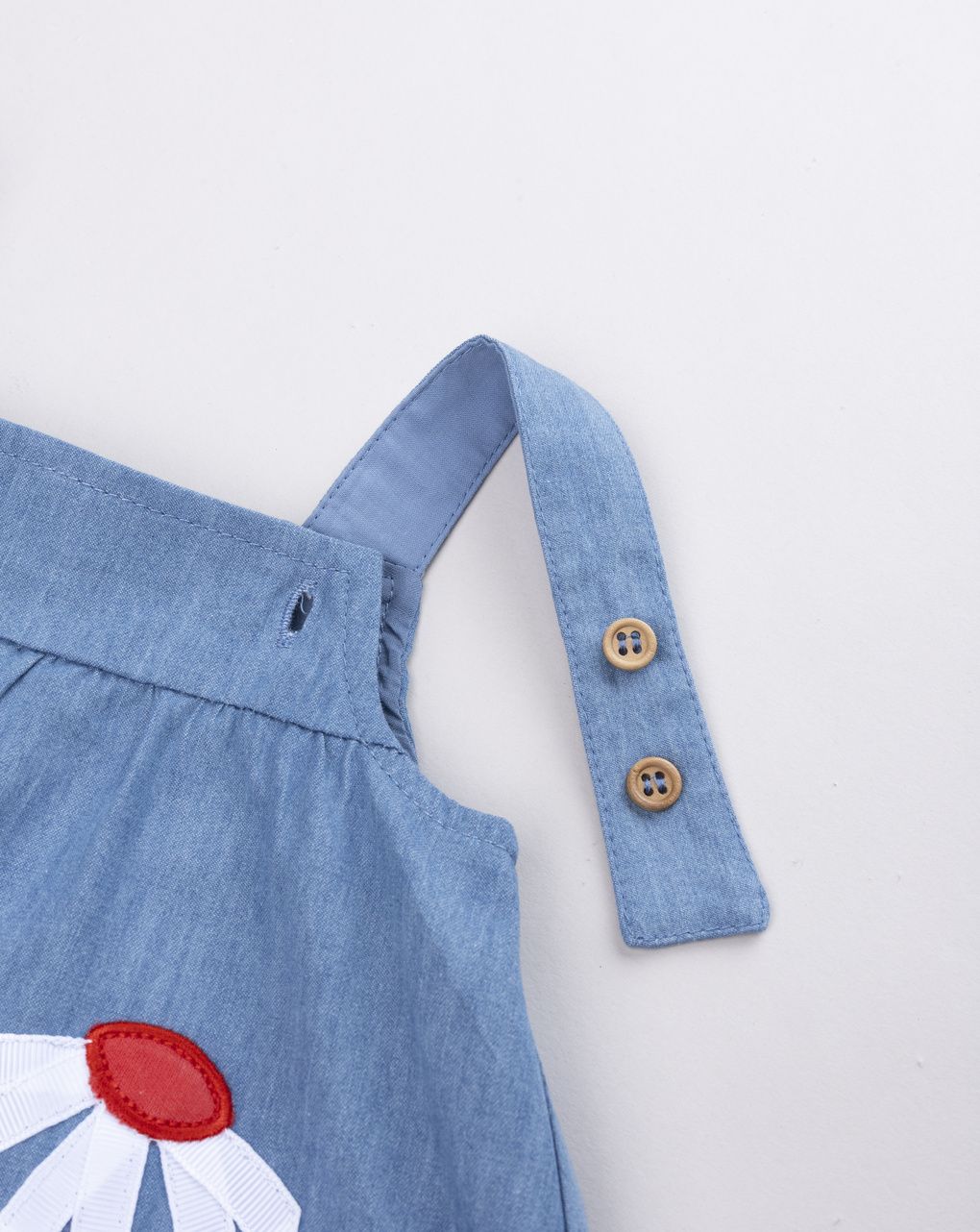 Vestitino estivo in chambray con applicazione floreale