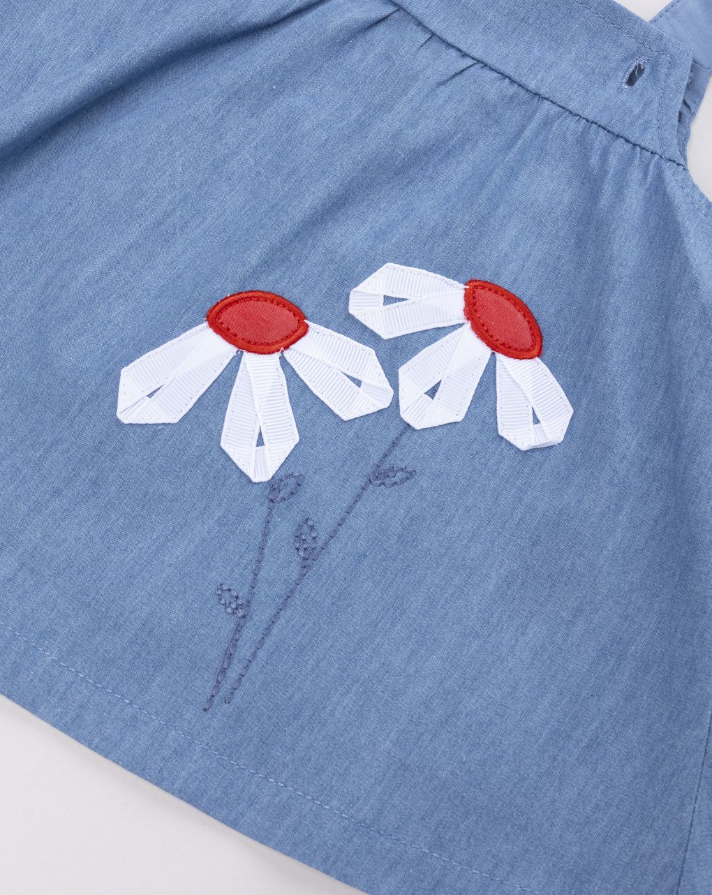 Vestitino estivo in chambray con applicazione floreale