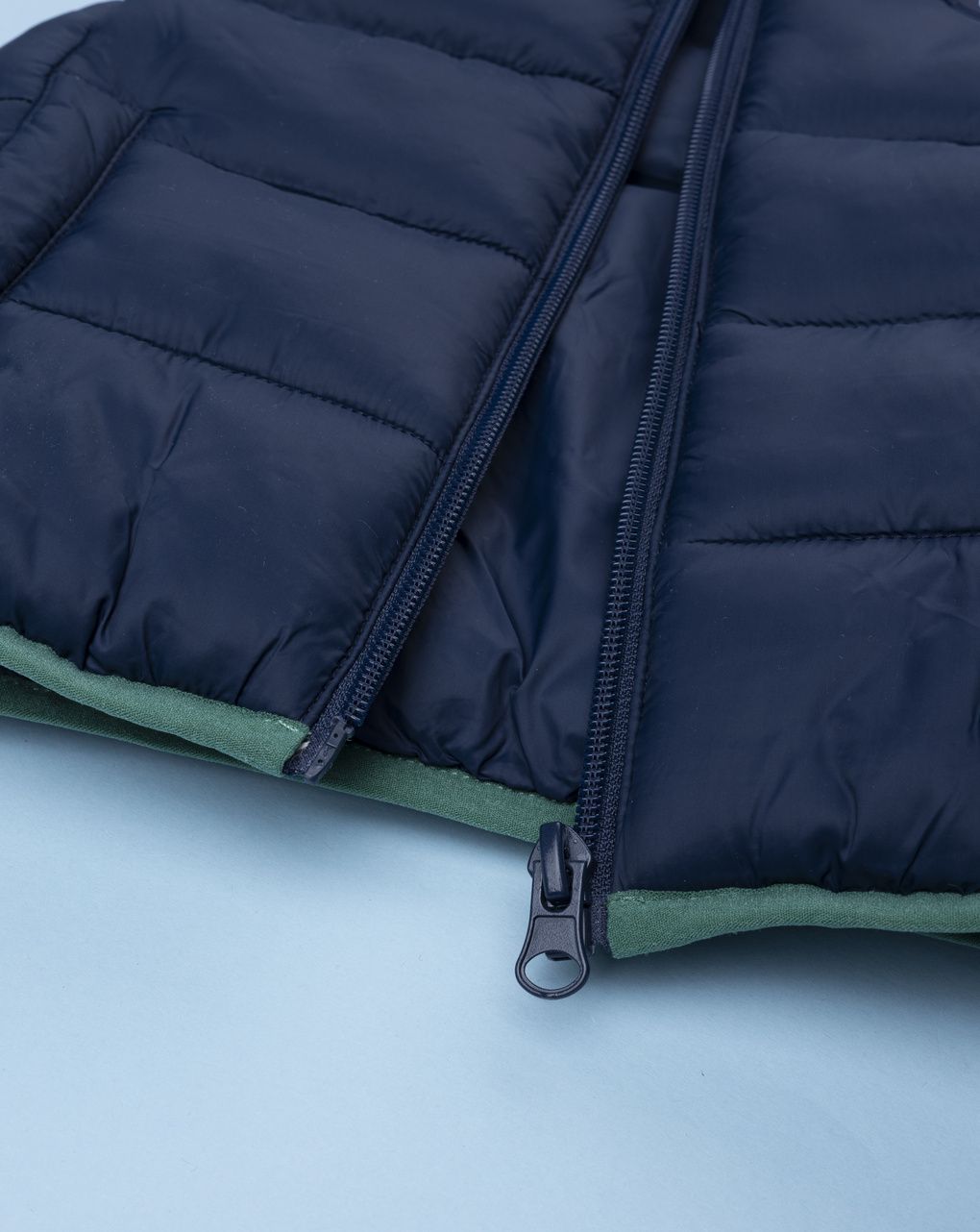 Smanicato bambino blu con cappuccio in poliestere riciclato