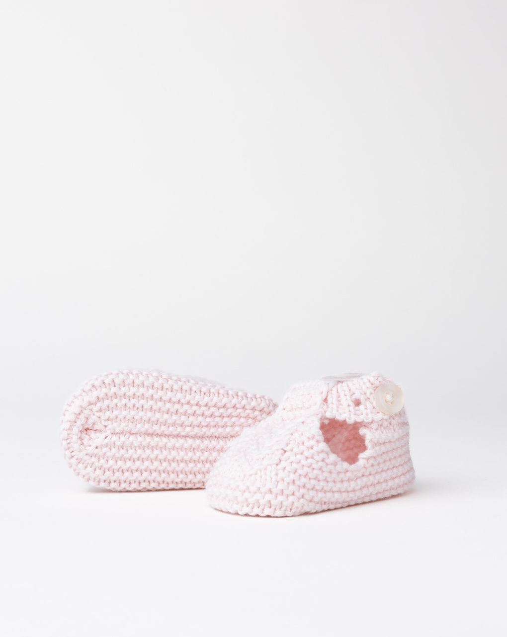 Scarpine neonata in maglia rosa con bottone