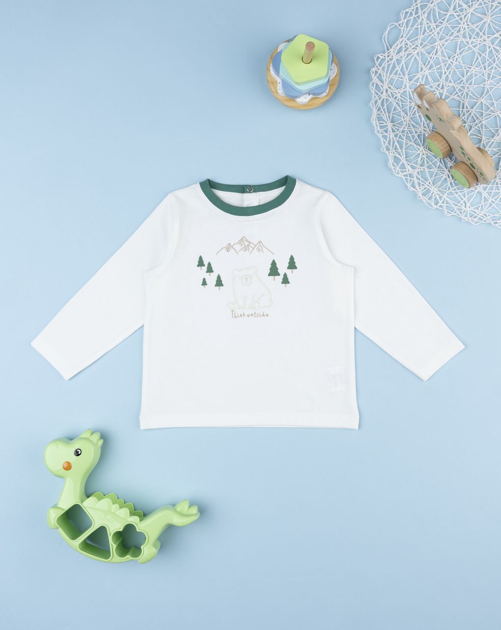 T-shirt bimbo bianca e verde con stampa montagna