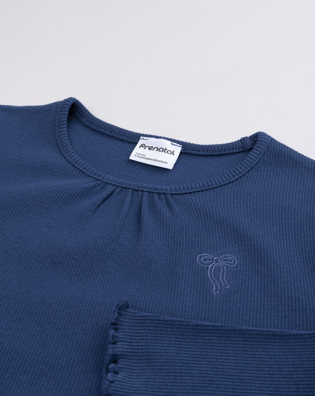 T-shirt bambina a costine blu con ricamo fiocco