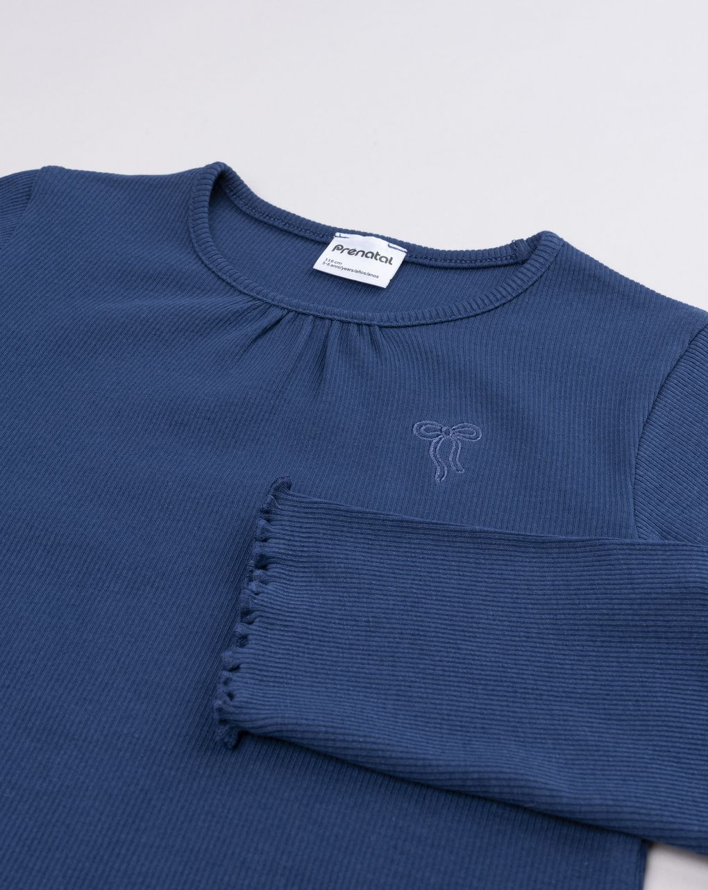 T-shirt bambina a costine blu con ricamo fiocco