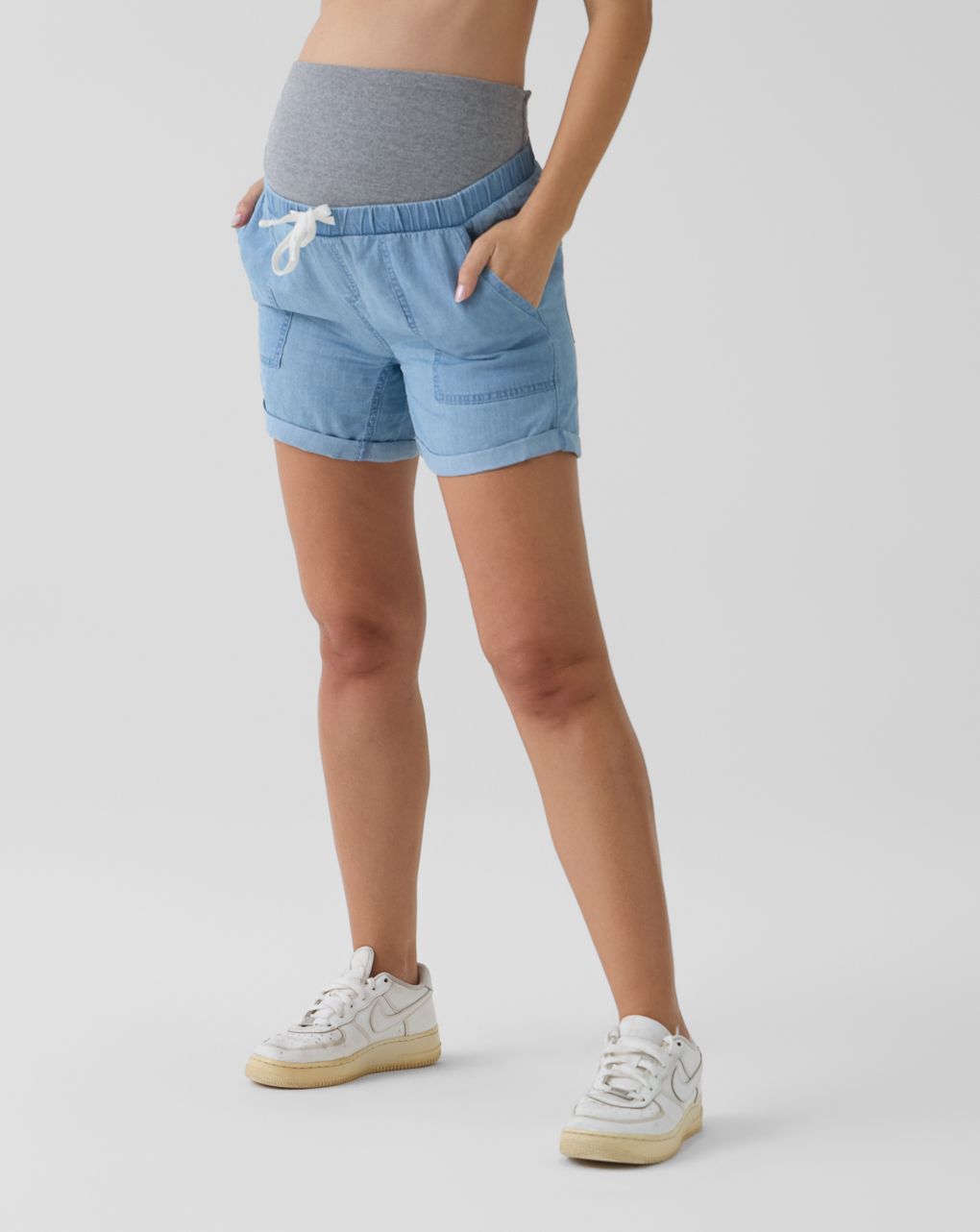 Shorts denim chiaro premaman con fascia in vita