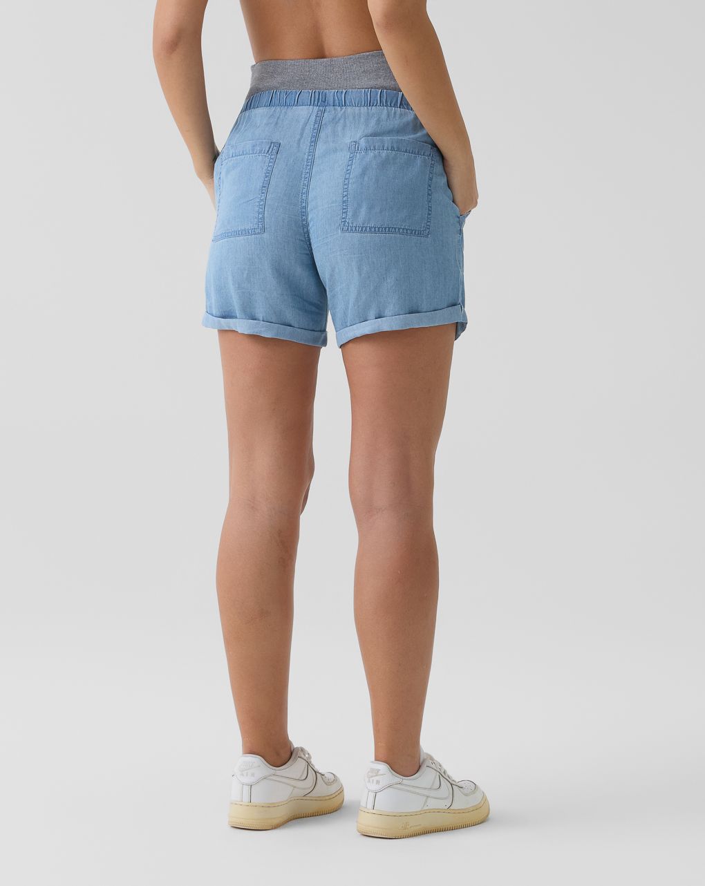 Shorts denim chiaro premaman con fascia in vita