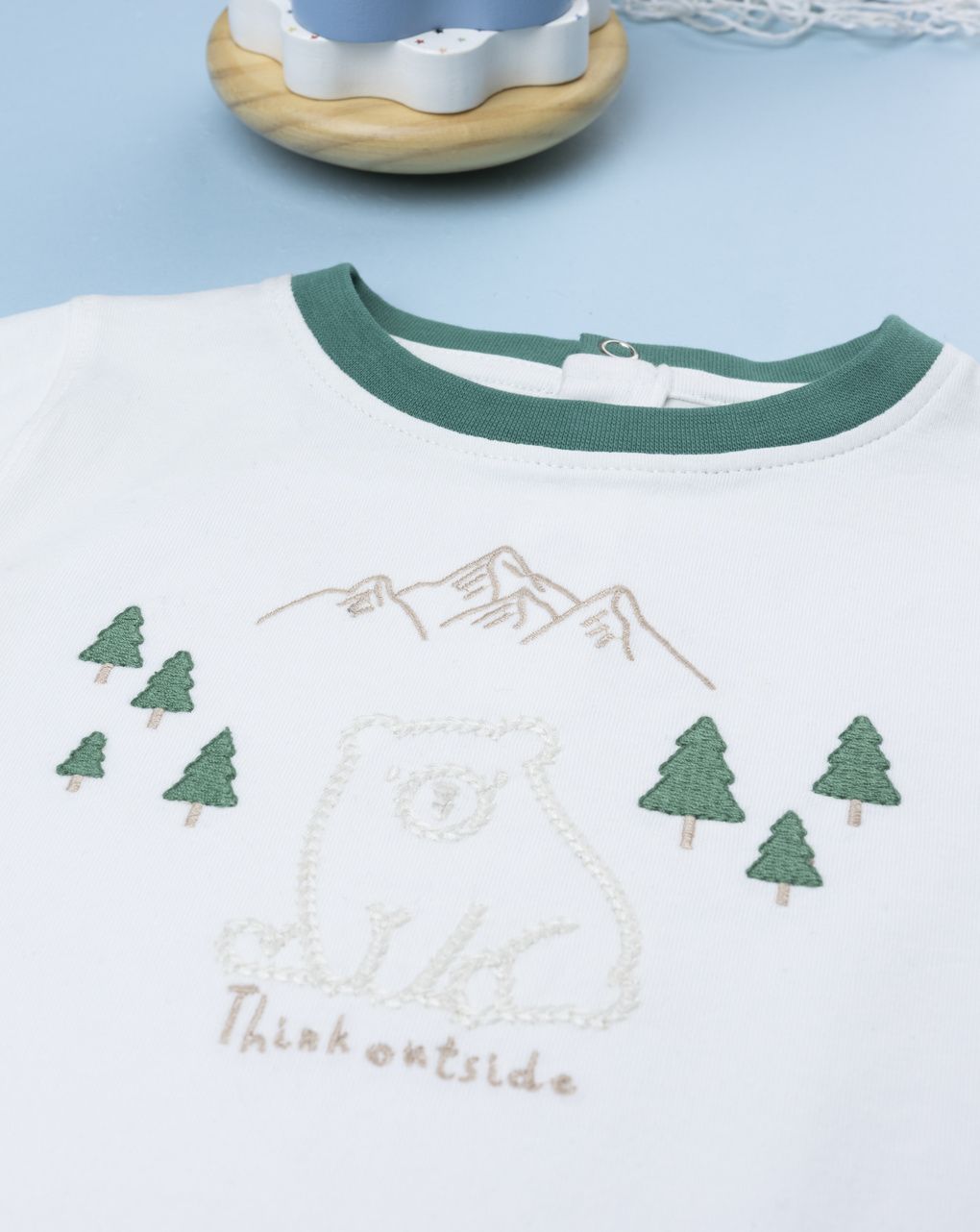 T-shirt bimbo bianca e verde con stampa montagna