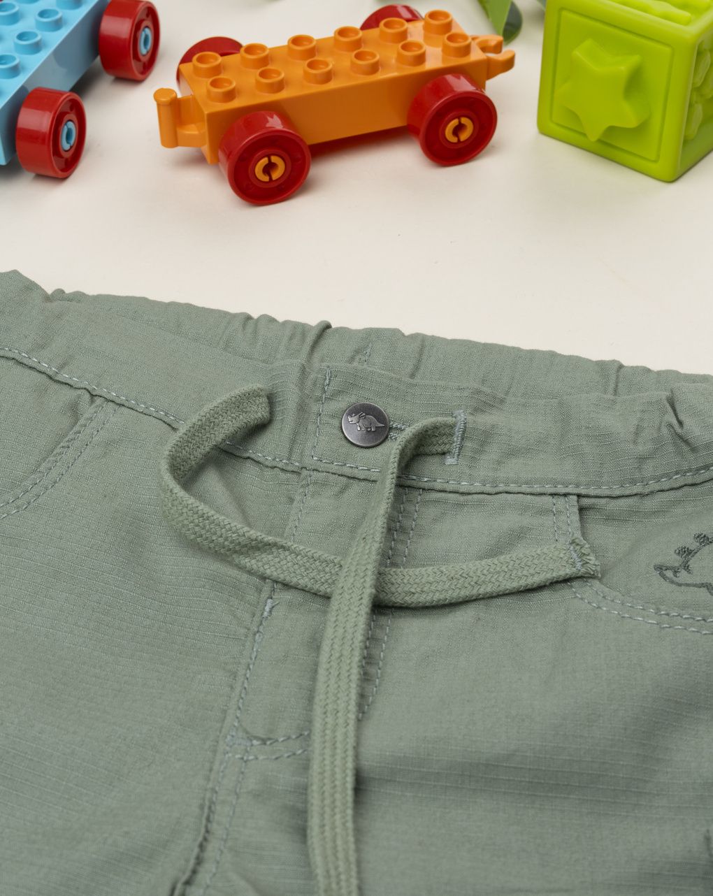 Shorts bimbo verde con tasconi