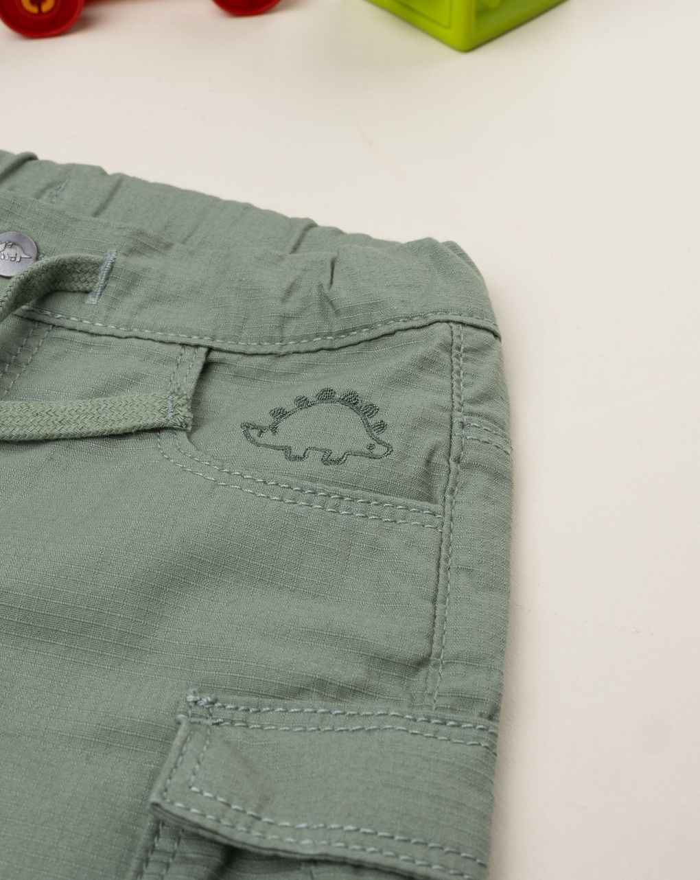 Shorts bimbo verde con tasconi