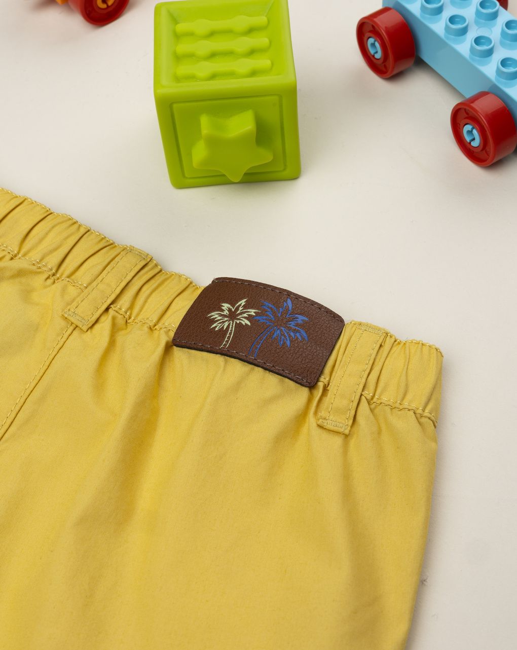 Shorts bimbo giallo con tasche