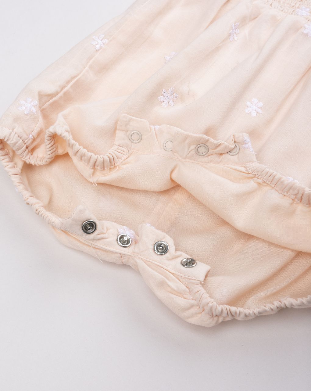 Pagliaccetto pesca per neonata con ricami e sangallo