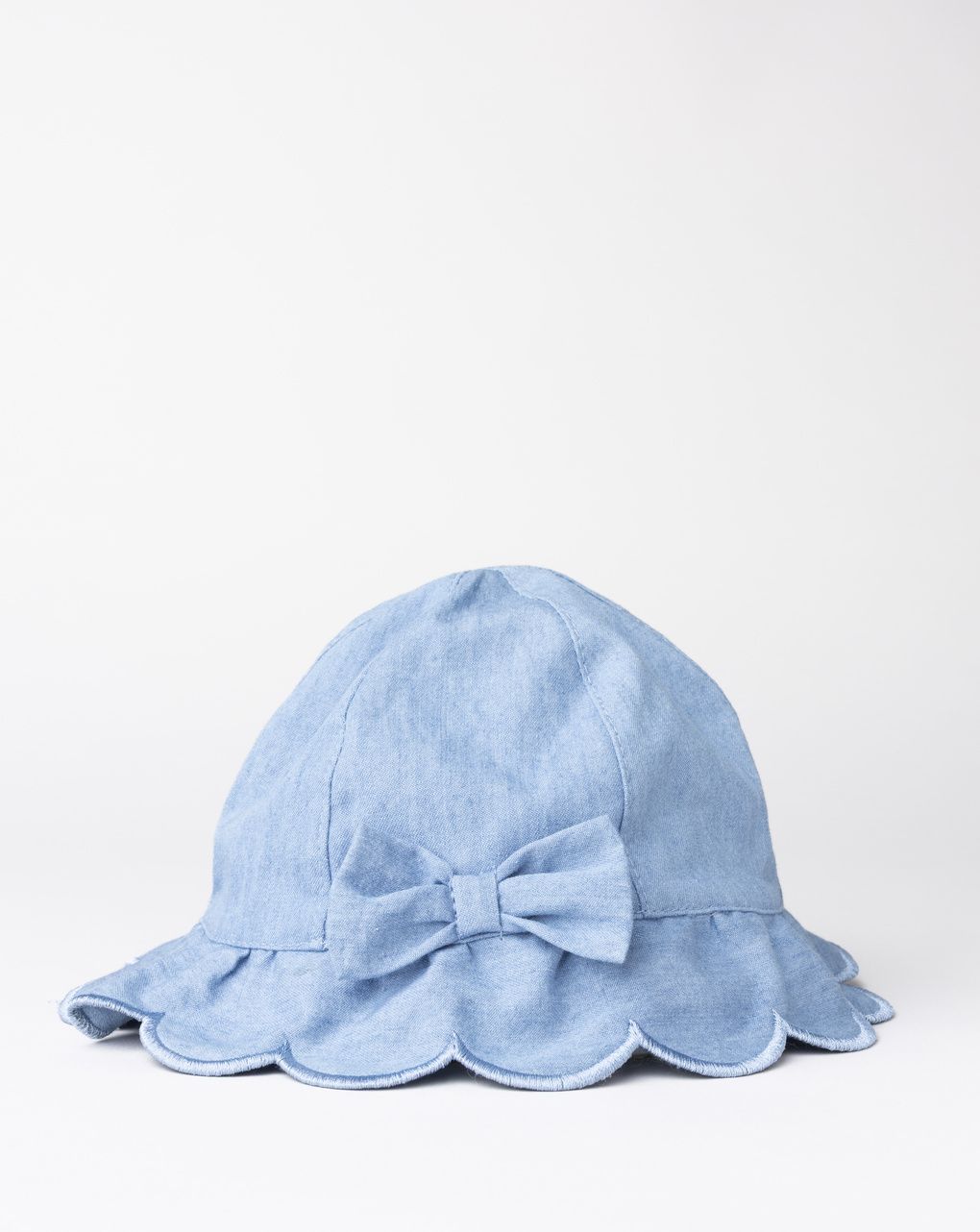 Cappello bimba denim chiaro con bordo smerlato e fiocco