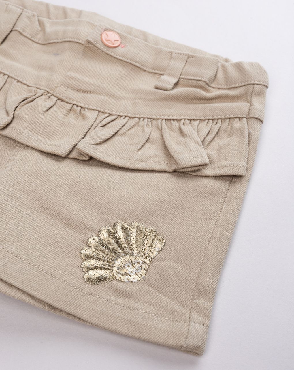 Shorts bimba denim beige con volant e ricamo conchiglia