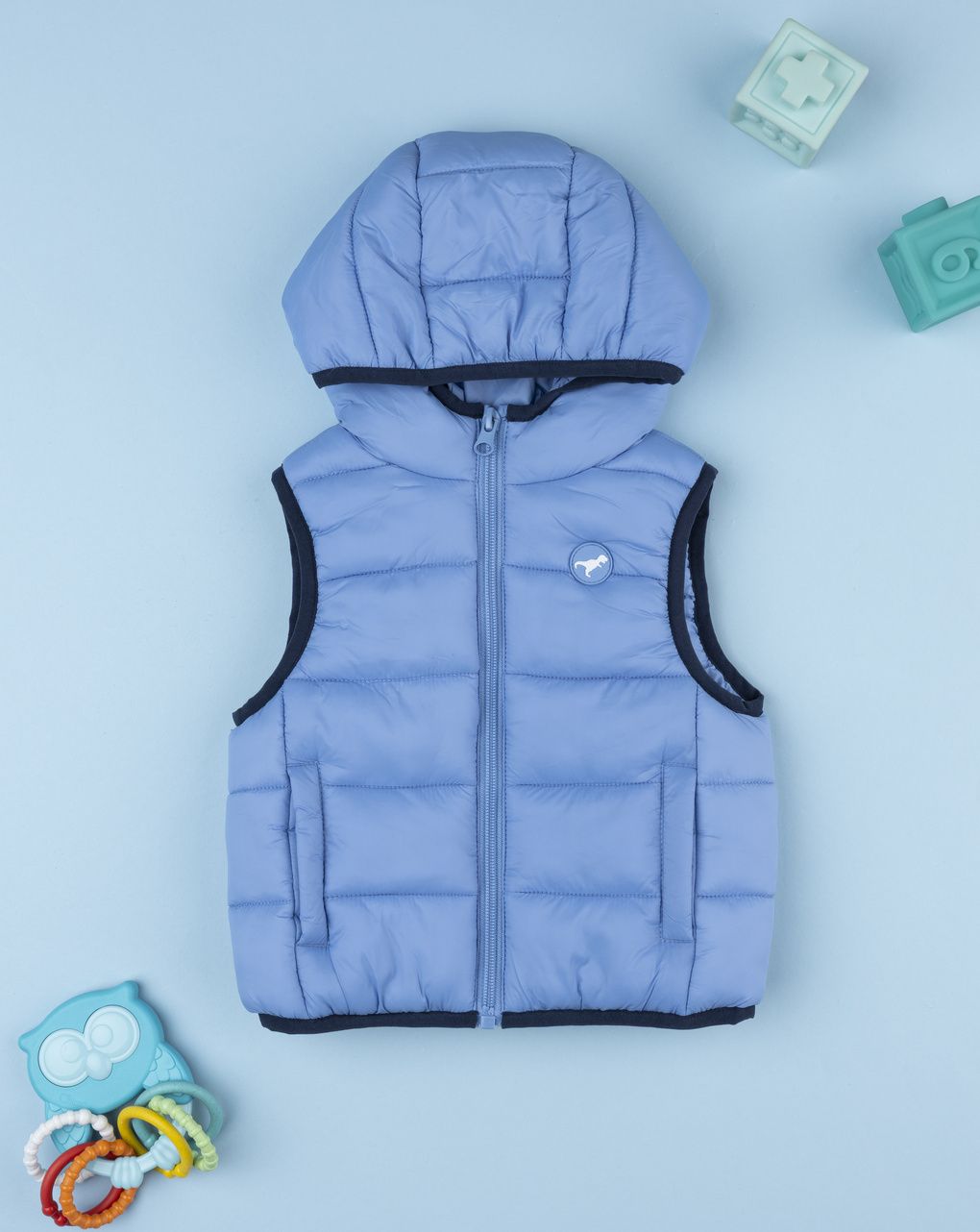 Gilet smanicato trapuntato da neonato con cappuccio azzurro