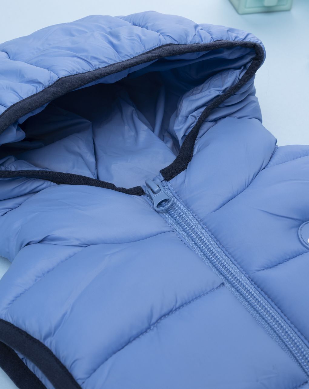 Gilet smanicato trapuntato da neonato con cappuccio azzurro