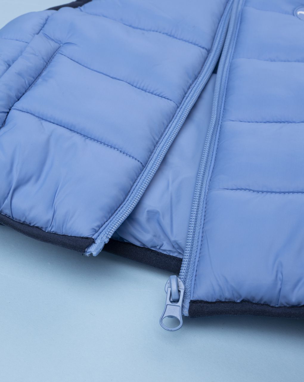 Gilet smanicato trapuntato da neonato con cappuccio azzurro