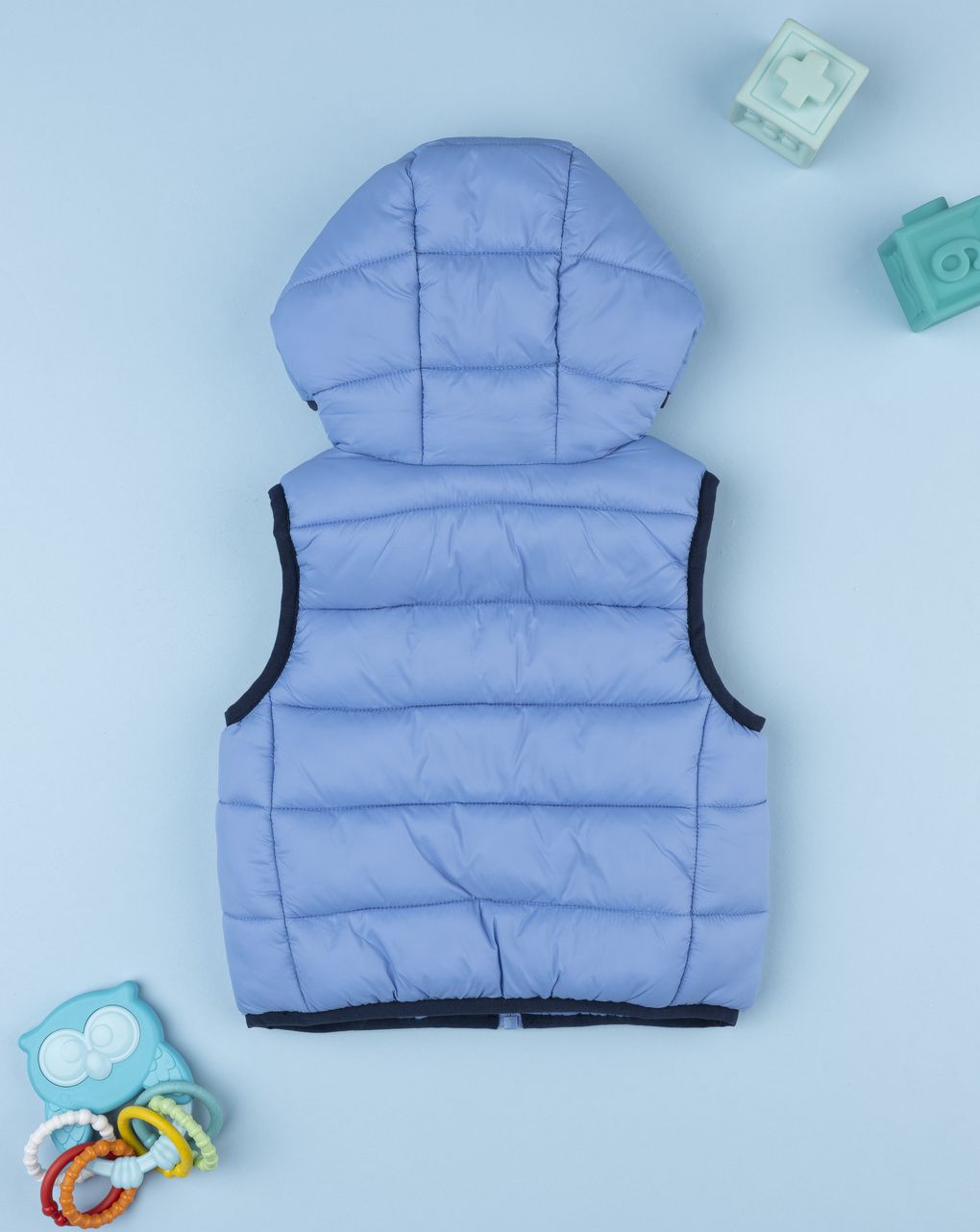 Gilet smanicato trapuntato da neonato con cappuccio azzurro