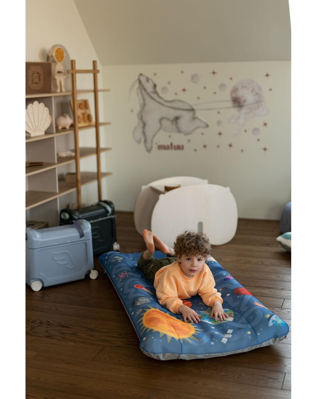 Stokke® jetkids™ cloudsleeper - lettino da viaggio portatile - labirinto spaziale