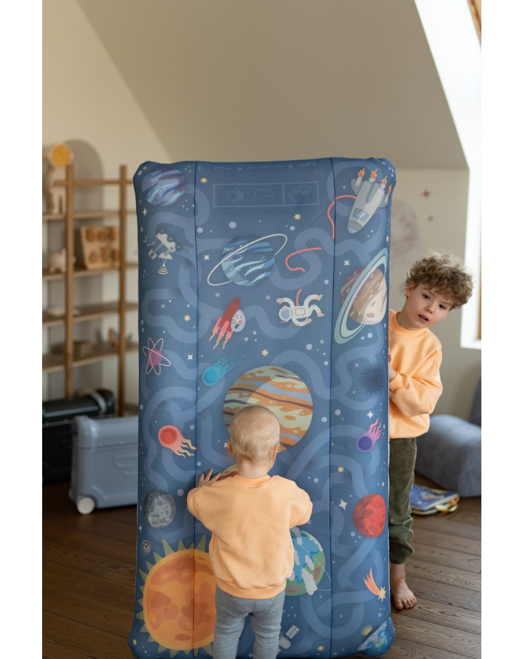 Stokke® jetkids™ cloudsleeper - lettino da viaggio portatile - labirinto spaziale