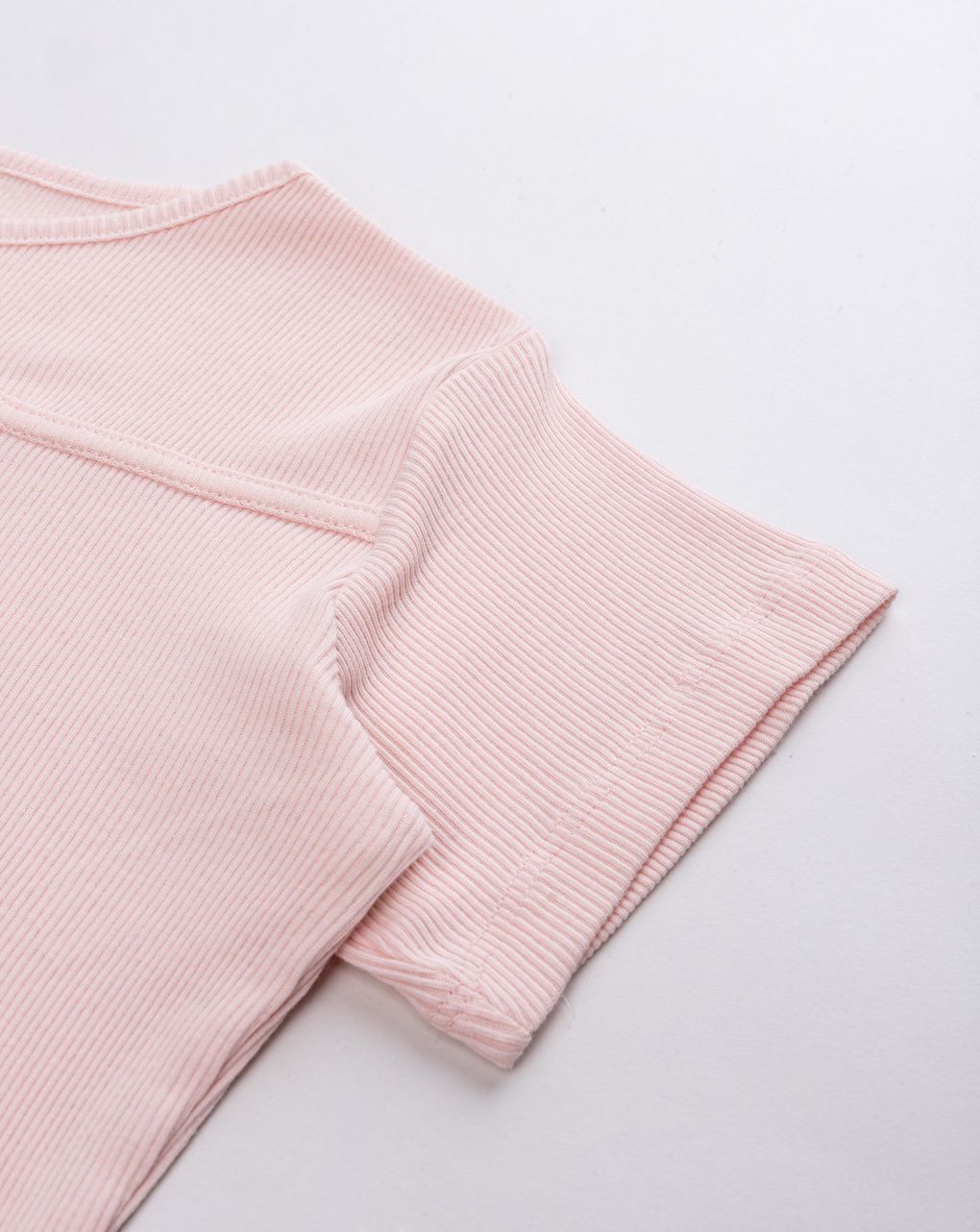 T-shirt bambina in costina rosa con cut-out "drop"