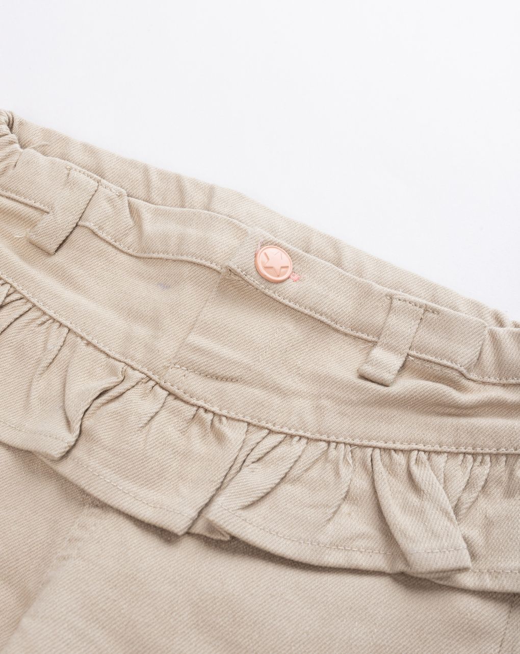 Shorts bimba denim beige con volant e ricamo conchiglia