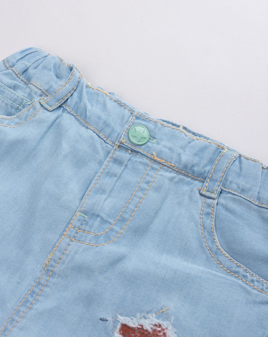 Shorts bimba in denim chiaro con applicazione stella