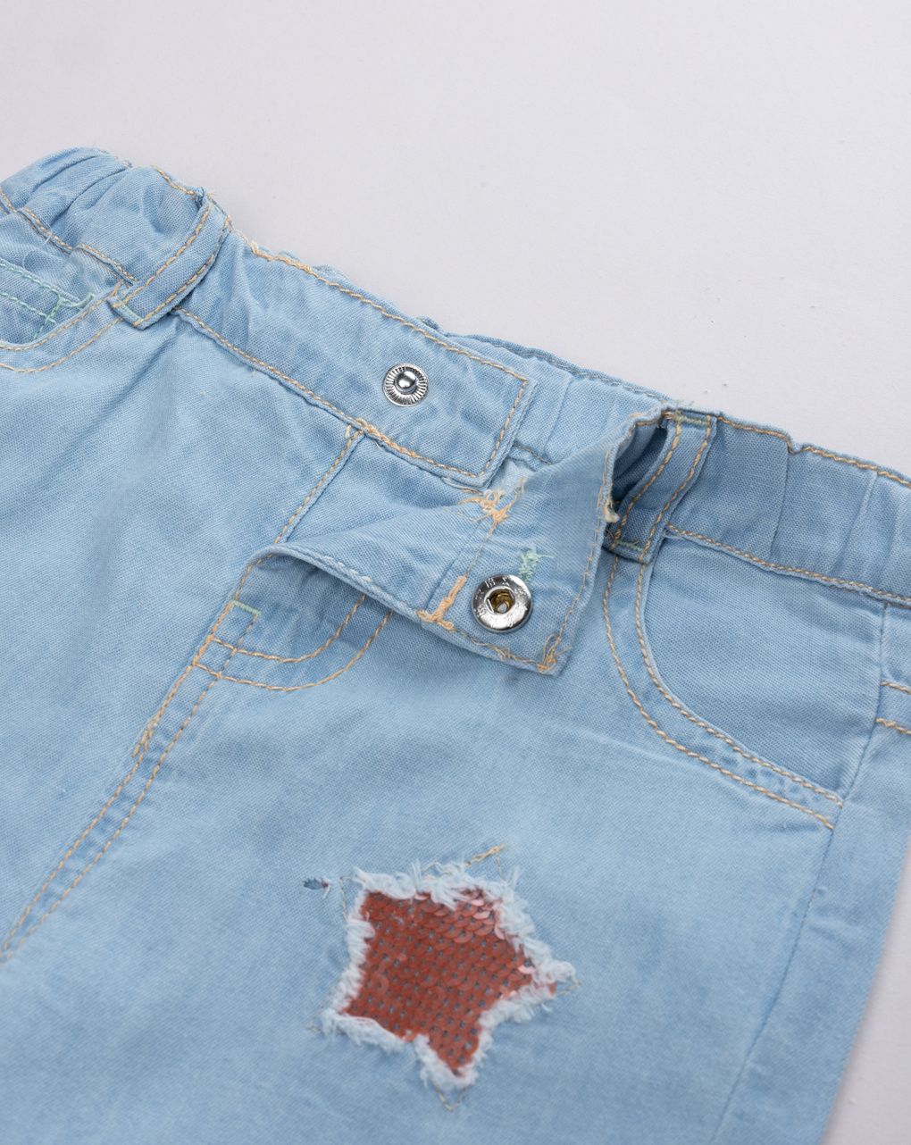 Shorts bimba in denim chiaro con applicazione stella