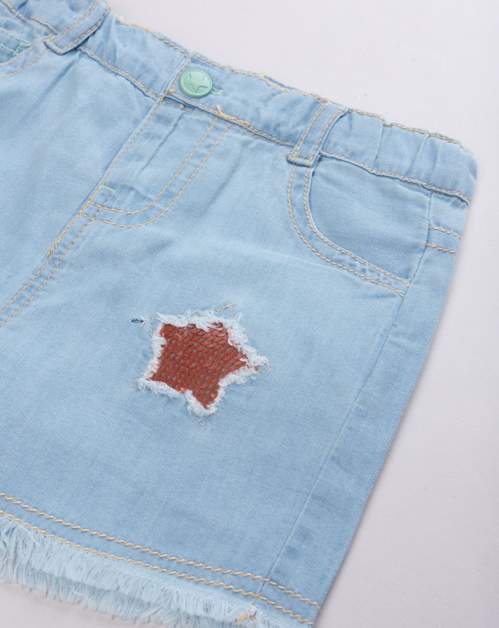 Shorts bimba in denim chiaro con applicazione stella