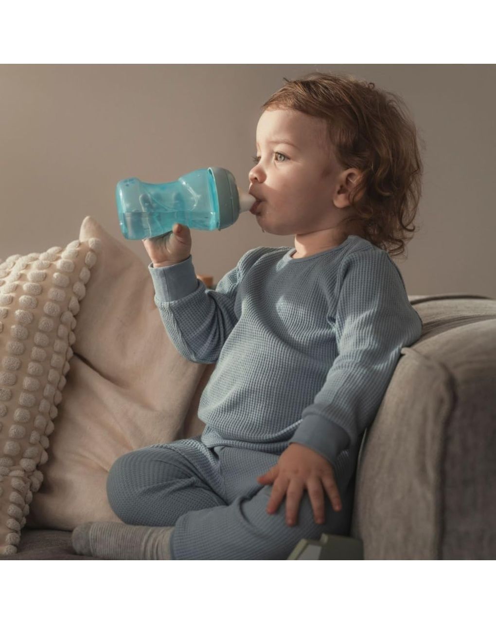 Mam fun to drink cup night tazza bambini 270 ml,manici che si illuminano al buio, beccuccio extra-morbido anti-goccia e valvola flusso libero, azzurro