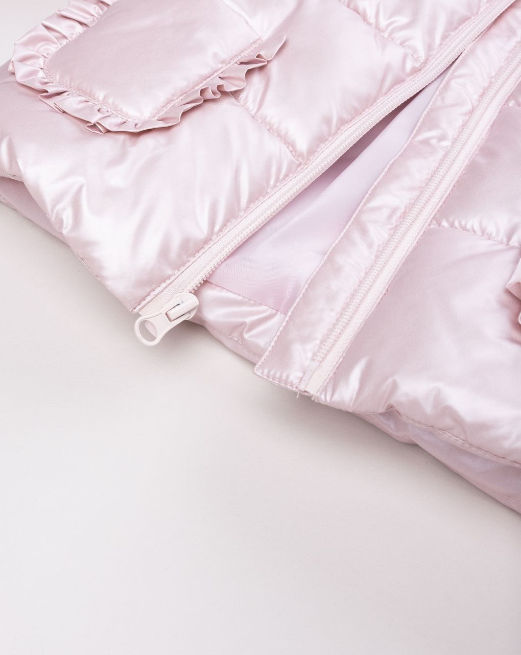 Giubbotto piumino bimba rosa lucido con cappuccio e volant