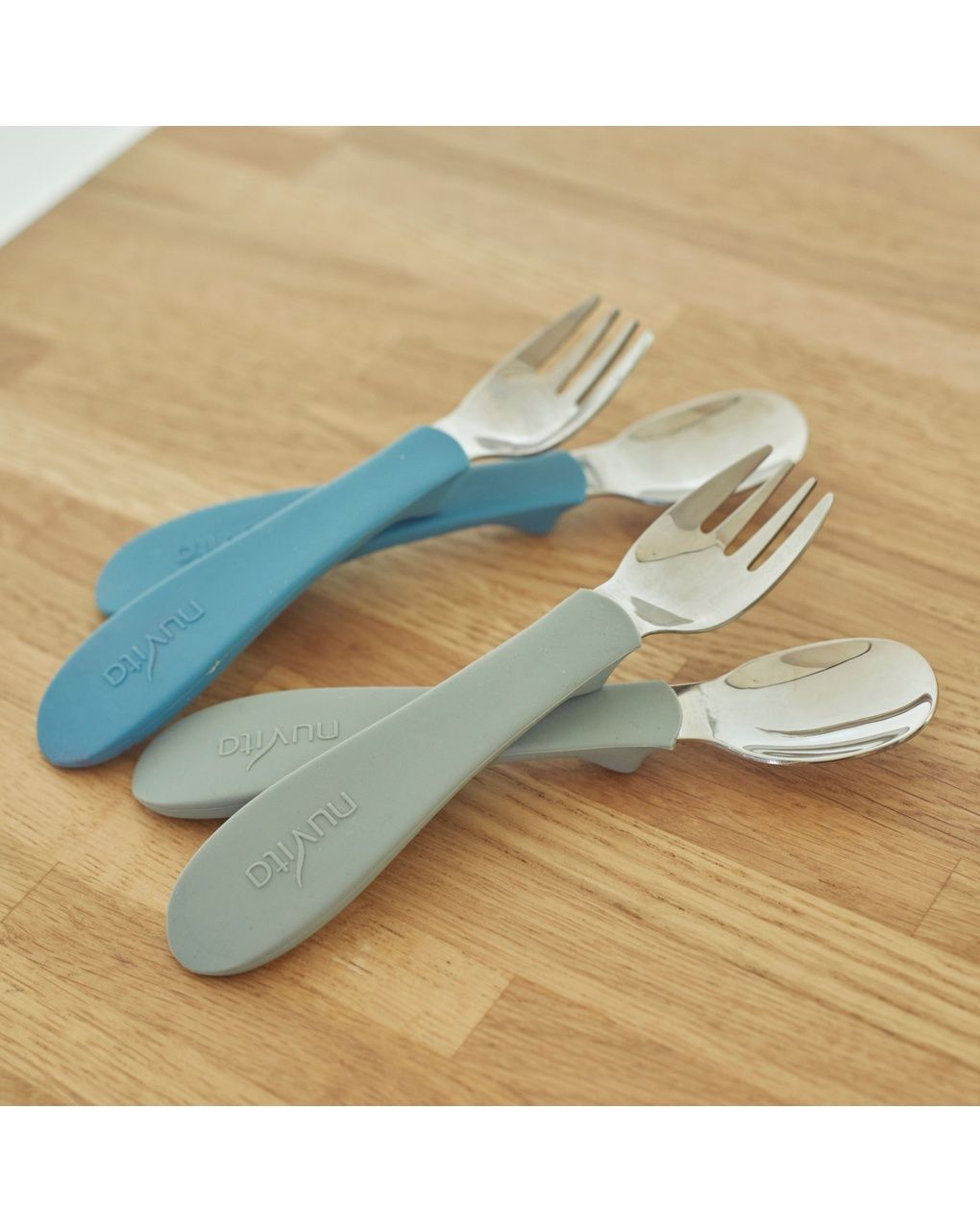 Set posate in acciaio con impugnatura in silicone - 8472 / sage green - nuvita