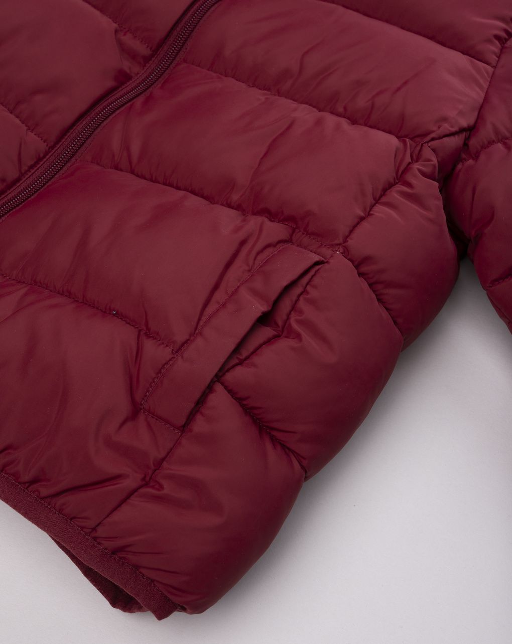 Piumino con cappuccio imbottito bordeaux bambino