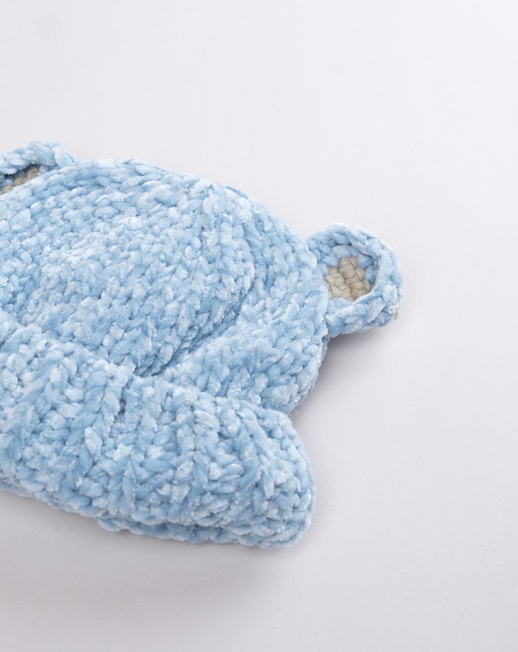 Cappellino neonato in ciniglia celeste con orecchiette