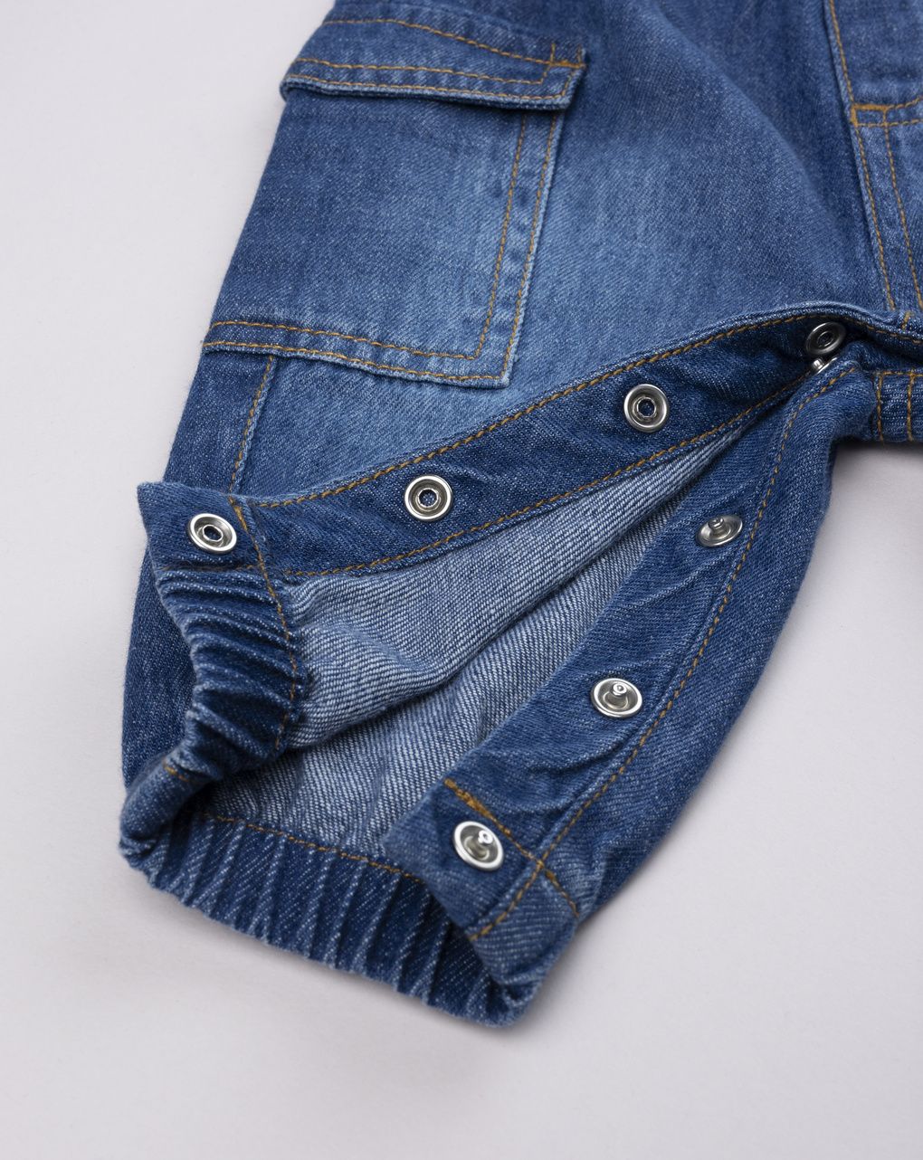 Pantalone denim neonato con ricamo dinosauro