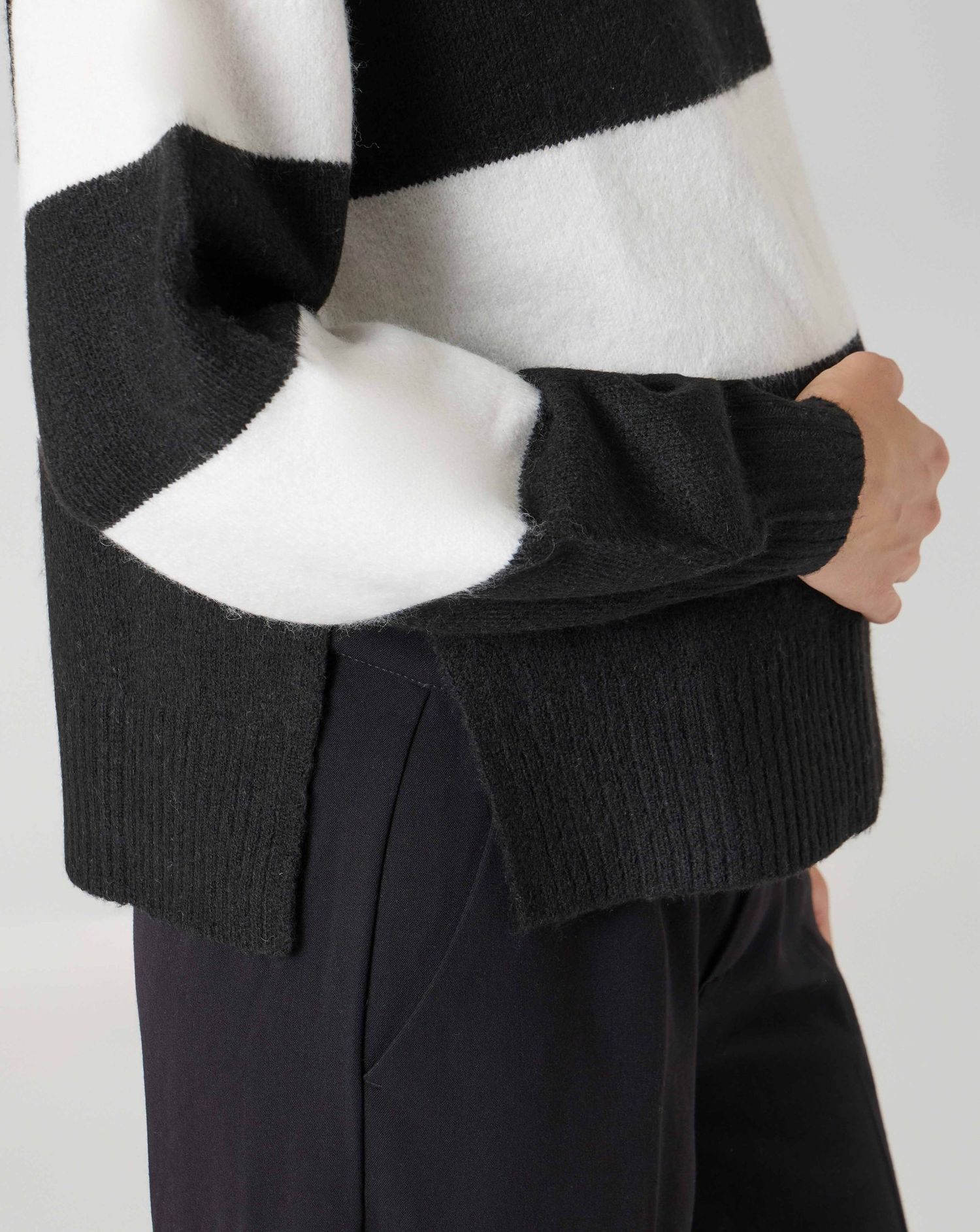 Maglione premaman a righe nero e bianco