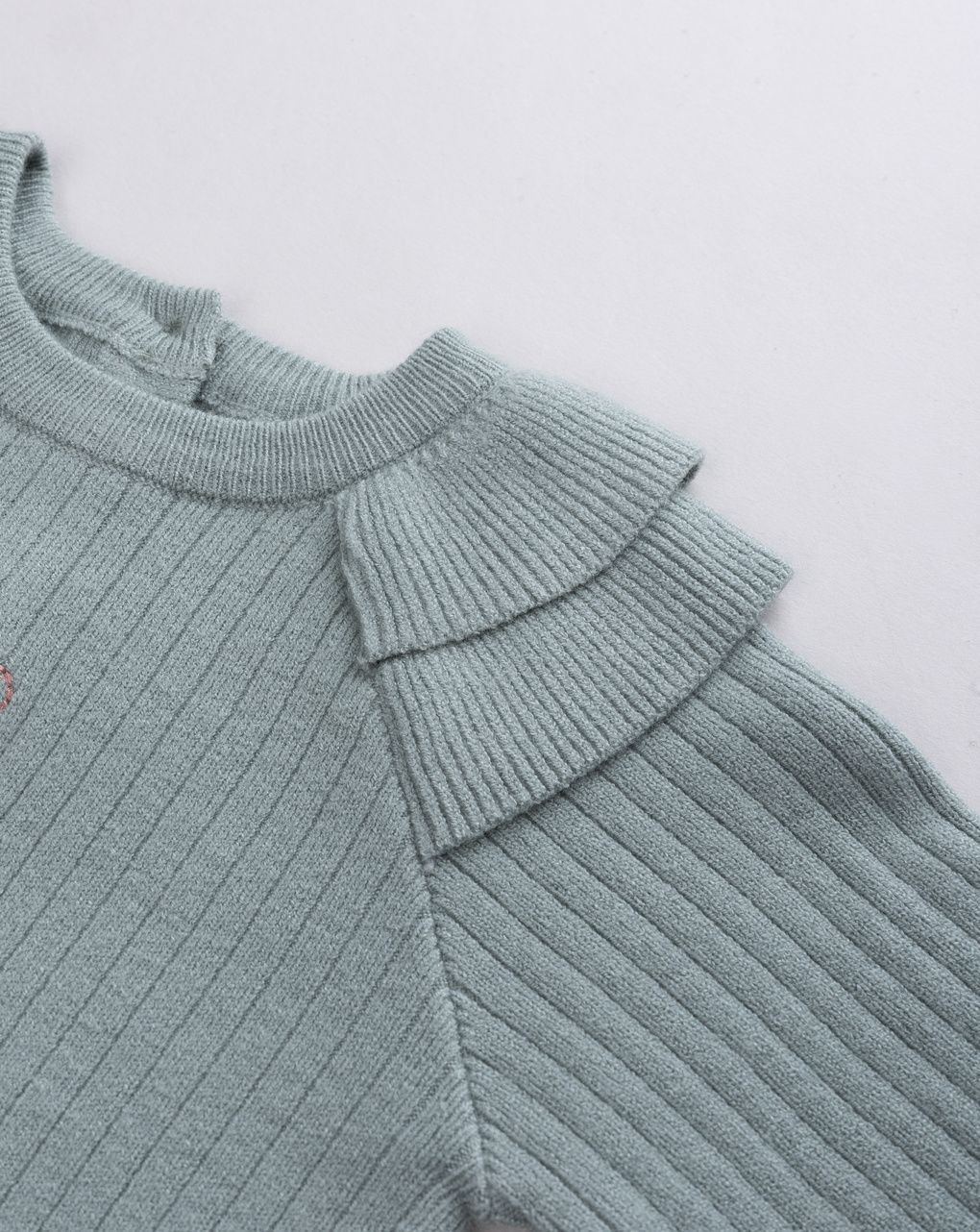 Jogger bimba verde salvia con fiore ricamato e volant