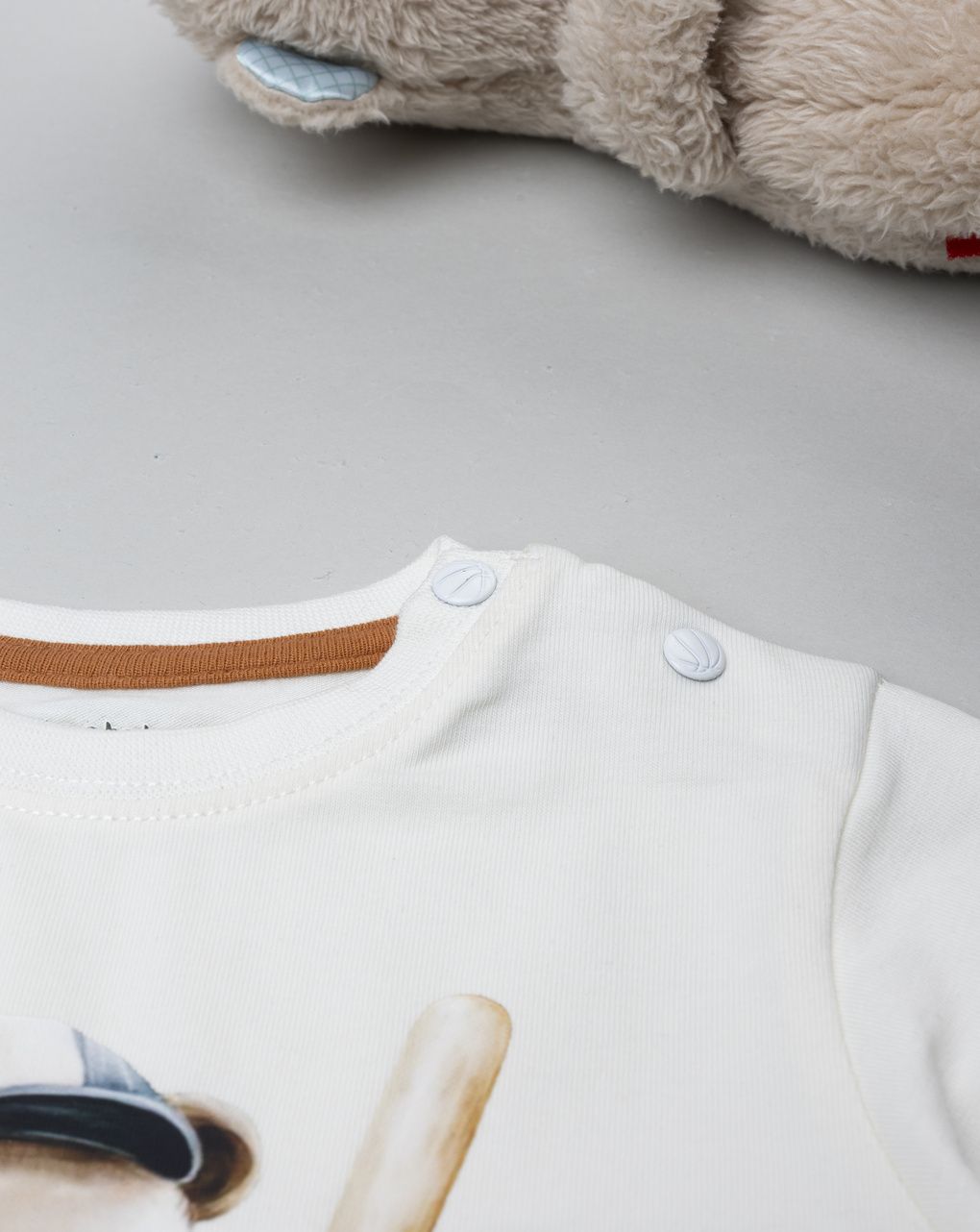 T-shirt bimbo bianca a maniche lunghe stampata