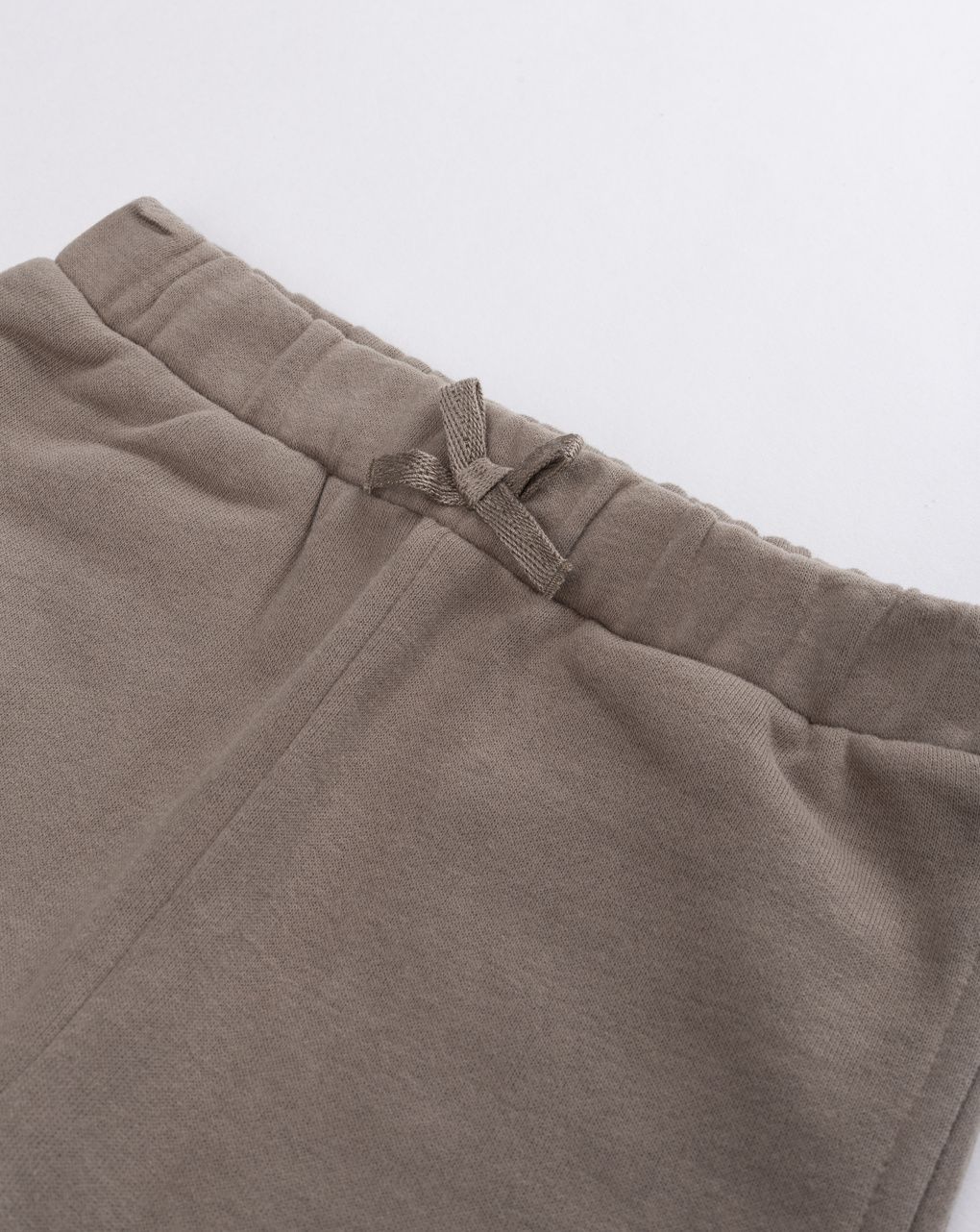 Pantalone jogger morbido bimba color nocciola con cuore