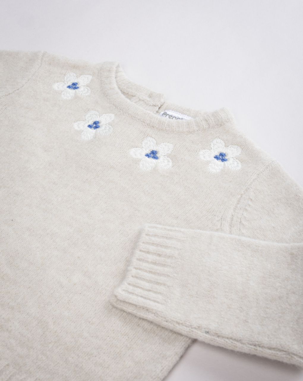 Maglioncino in maglia beige bimba con fiorellini ricamati