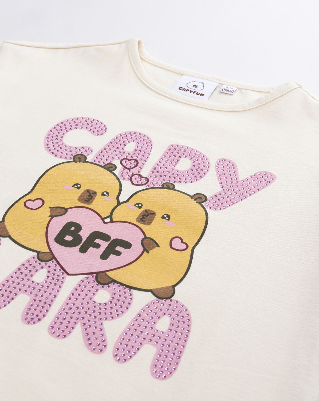 Maglia bambina a maniche lunghe panna con grafica capybara "bff"