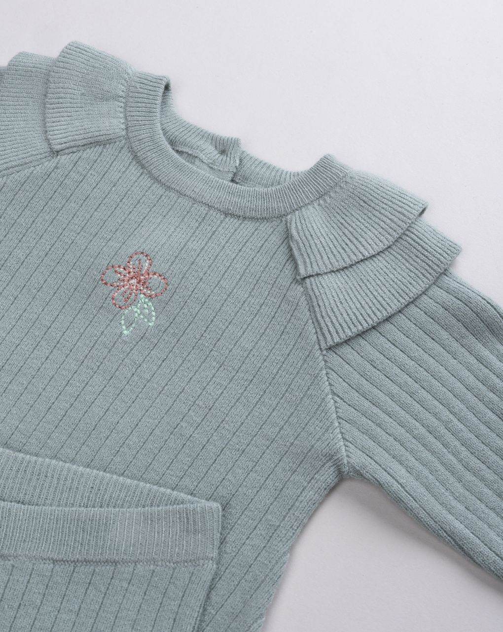 Jogger bimba verde salvia con fiore ricamato e volant