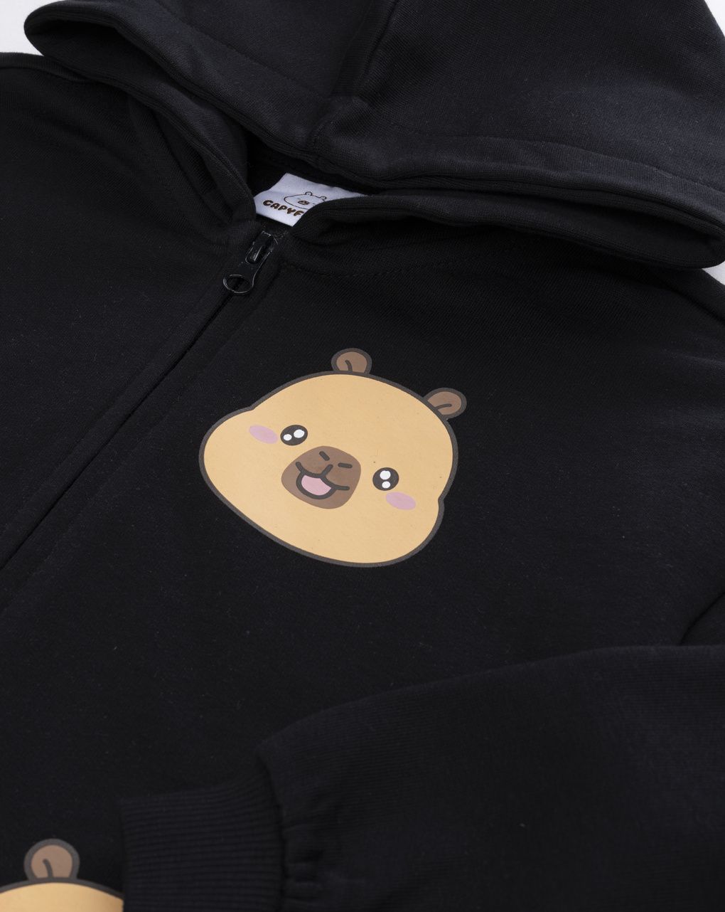 Felpa bambina nera con cappuccio e zip grafica capybara e cuoricini