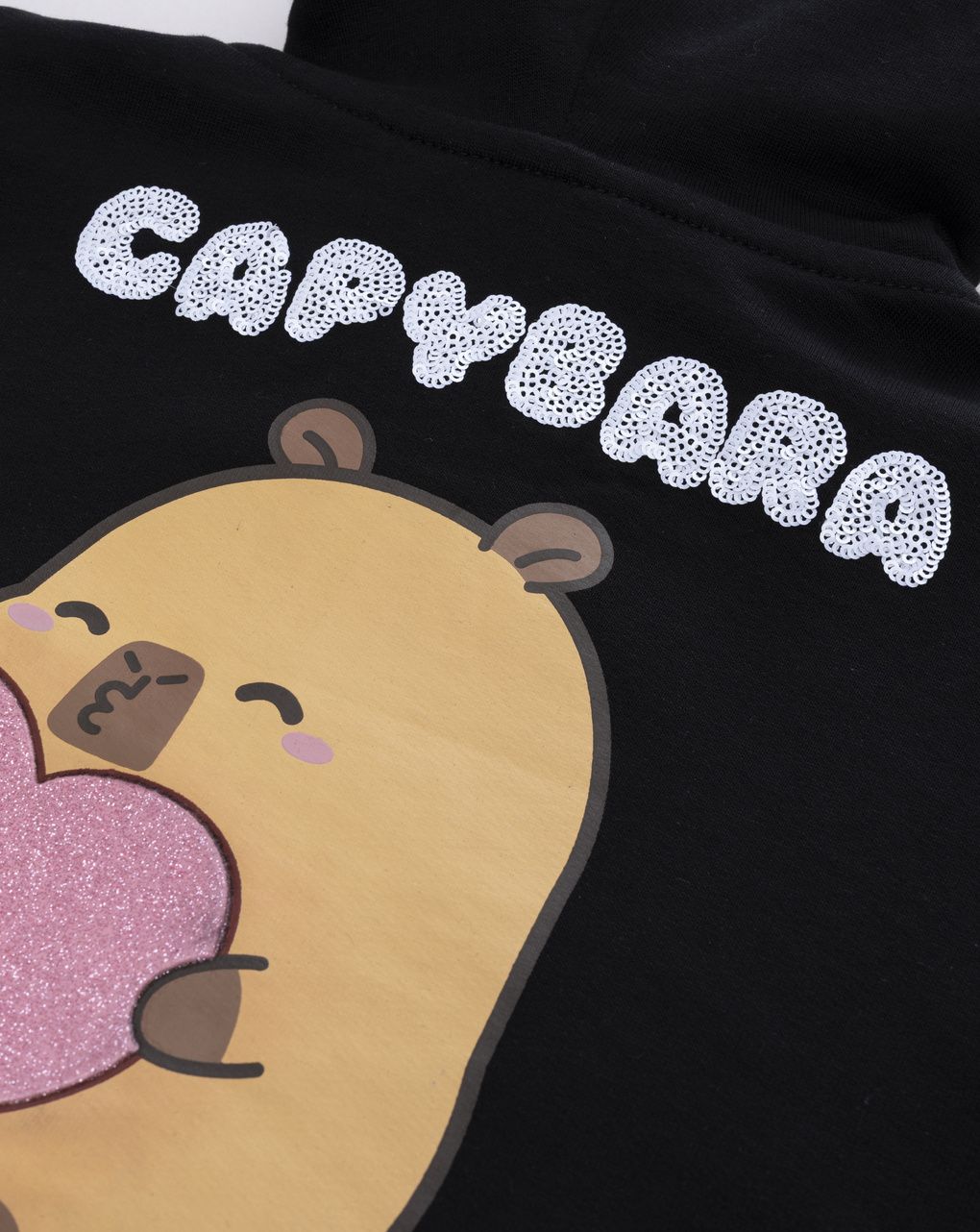 Felpa bambina nera con cappuccio e zip grafica capybara e cuoricini