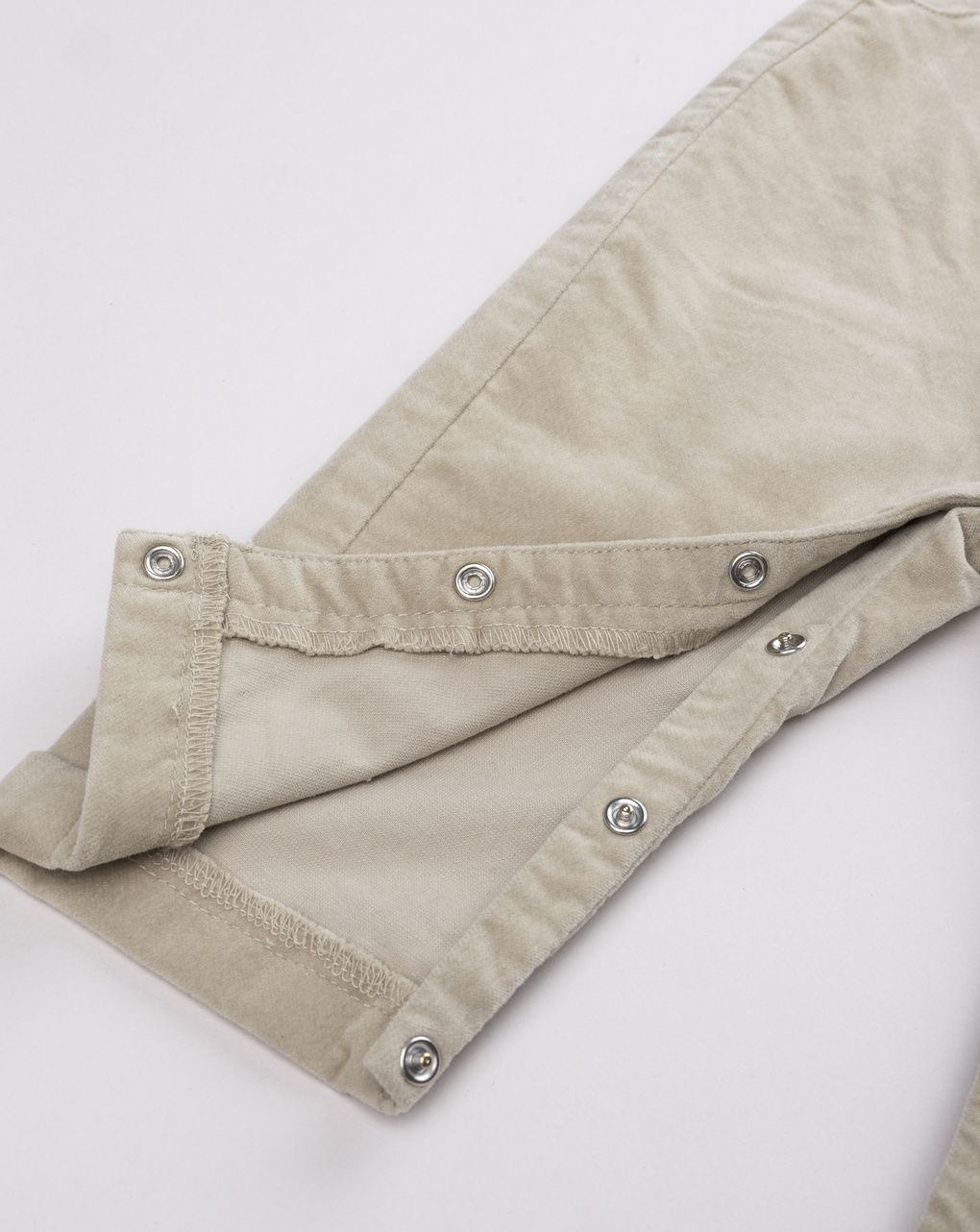 Salopette con applicazione orsetto beige neonato
