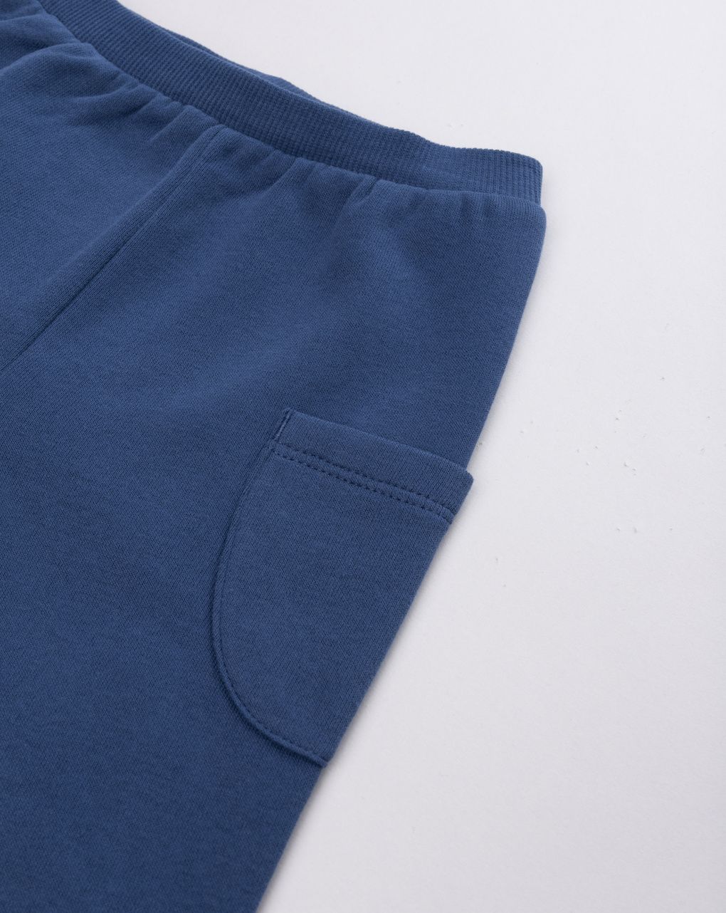 Pantalone bimbo blu con tasche a toppa